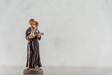 Sembolizm ve dindarlık. Katolik kilisesinin bir azizi. İnancın ve umudun sembolü. Hıristiyanlık. Katolik azizleri temsil eden bebekler. Hatıra olarak. Turizm ve dini ticaret. Katoliklik.