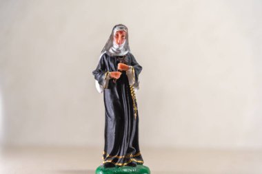 Sembolizm ve dindarlık. Katolik kilisesinin bir azizi. İnancın ve umudun sembolü. Hıristiyanlık. Katolik azizleri temsil eden bebekler. Hatıra olarak. Turizm ve dini ticaret. Katoliklik.