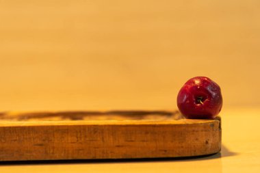 İzole edilmiş acerola meyvesi. Acerola, Malpighiaceous ailesinin bir çalısıdır. Meyve aceroleira adı verilen bir ağaçta bulunur. Antiller, Orta Amerika ve Kuzey Güney Amerika kökenlidir.