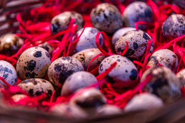 Bıldırcın yumurtası. Bıldırcın yumurtasının faydaları genel sağlık için harikadır. Mükemmel bir protein kaynağıdır, doymuş yağ oranı düşüktür ve çeşitli vitamin ve mineraller açısından zengindir.