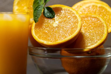 Bilimsel adı Citrus sinensis olan göbek portakalı, koyu turuncu veya koyu turuncu olarak da bilinen bir meyvedir. Tohumları yok, deri çok sarı, eti sulu ve tadı da asit ve tatlı..