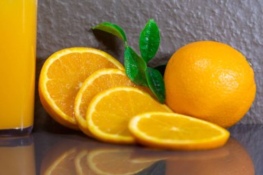 Portakal suyu ve meyve. Portakal suyu, portakal suyunun bileşenleri çok daha yoğun olduğu için, meyve suyundan daha tedavi edici olabilir..