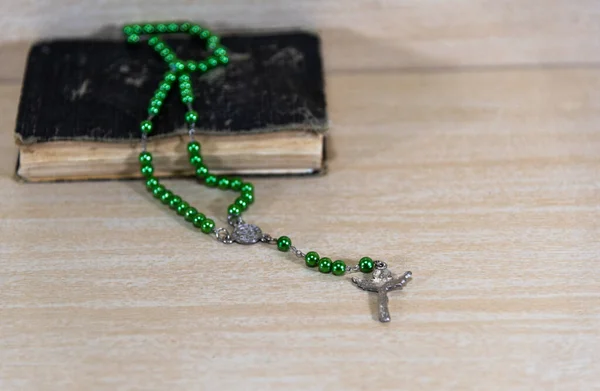Altes Religiöses Buch Und Kruzifix Für Katholiken Sollte Das Kreuz — Stockfoto