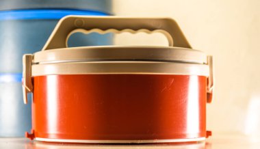 Plastik marmiteks. Beslenme çantasının tipleri. Plastik beslenme çantası. Beslenme çantası genellikle bol kırmızı soslu, soteli ya da yağlı yiyecekleri olanlar için mükemmel bir seçim..