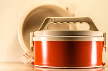 Plastik marmiteks. Beslenme çantasının tipleri. Plastik beslenme çantası. Beslenme çantası genellikle bol kırmızı soslu, soteli ya da yağlı yiyecekleri olanlar için mükemmel bir seçim..