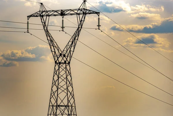 İletişim kulesi. Elektrik ağı altyapısı. Aktarım kulesi, elektrik enerjisinin iletildiği bir dizi kabloyu destekleyen kule şeklindeki metal bir yapıdır..