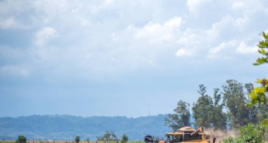 Otomatik itişli makine soya fasulyelerini hasat edip boşaltıyor. Tahıl hasadı. Hasat teknolojisi. Brezilya 'da tarım işi. Glicine maksimum mahsul alınıyor.