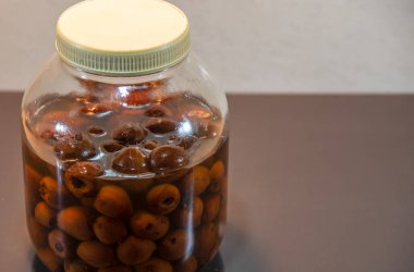 Buti meyvelerinden yapılmış brendi likörü. Tatlı cachaa ile bardak. Meyve ve Brezilya kakaolu ev yapımı feta içeceği. İştah açıcı ve alkollü içki. Şeker kamışından damıtılmış