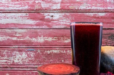 Pancar suyu (Beta vulgaris). Şeker pancarı, Kenopodiaceae familyasından bir bitki türü. Tüberküloz boyun, mutfak amaçlarına ek olarak, şeker üretimi için hizmet vermektedir (sucrose).