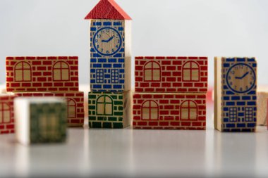 Oyuncak blokları. Toplama ve montajlama blokları çocukların eğitimini geliştirmeye çok yardımcı olur. Renkleri, şekilleri ve motor koordinasyonunu uyaracak bloklar. Çocuklar için eğlence