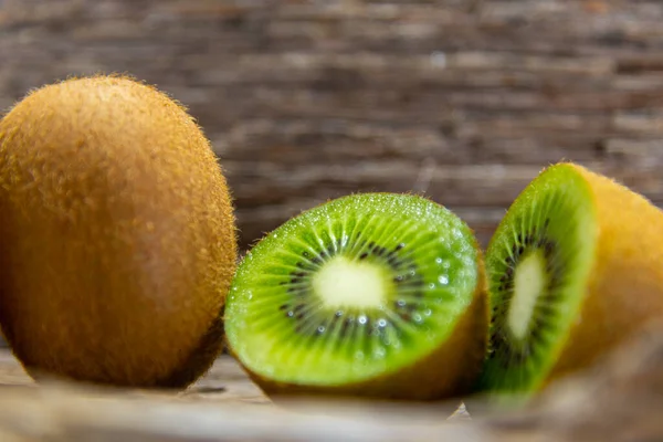 Kiwi fruits in natura and in halves. Kiwi or Kiwi (Actinidia delicious) is a fruit of the Actinidiaceae family. Its name is a tribute to the national symbol bird of New Zealand.
