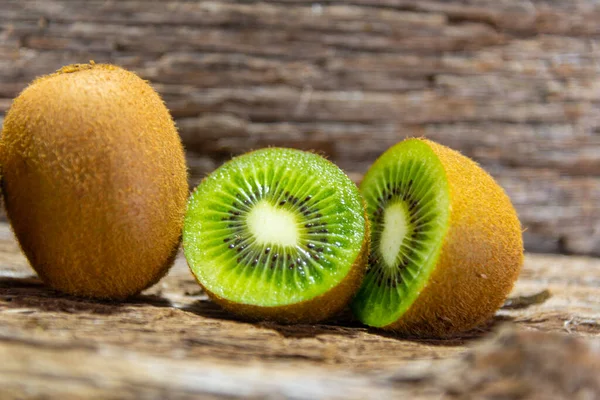 Kiwi fruits in natura and in halves. Kiwi or Kiwi (Actinidia delicious) is a fruit of the Actinidiaceae family. Its name is a tribute to the national symbol bird of New Zealand.