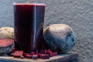 Pancar suyu (Beta vulgaris). Şeker pancarı, Kenopodiaceae familyasından bir bitki türü. Tüberküloz boyun, mutfak amaçlarına ek olarak, şeker üretimi için hizmet vermektedir (sucrose).