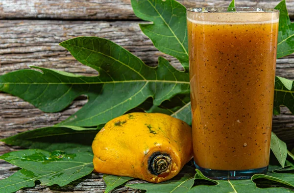 Papaya Frutta Tropicale Uno Sfondo Legno Vista Frontale Bicchiere Succo — Foto Stock