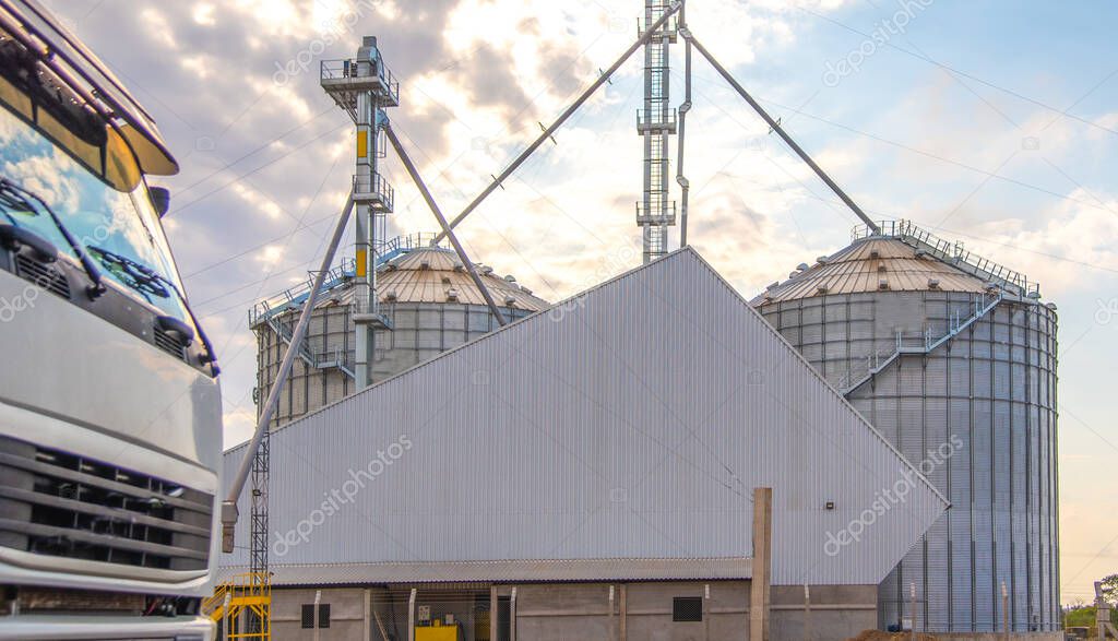 Metallic warehouse. Grain storage silo. Soy deposit. Infrastructure for storage and storage of agricultural products. Agriculture in Brazil. Grain warehouse. Commodities