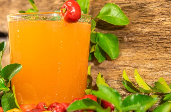 Frutas Frescas Jugo Acerola Malpighia Emarginata Acerola Una Fruta Rica — Foto de Stock