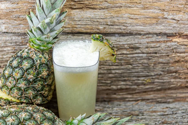 Pineapple juice (Ananas comosus). Tropical fruit. fiber-rich drink. Natural and antioxidant juice. Refreshing and delicious drink. Sparkling fruit drink. Natural and energetic food.