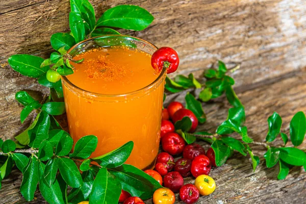 Taze meyve ve acerola suyu (Malpighia emarginata). Acerola, meyve suyu ve dondurmada kullanılan C vitamini bakımından zengin bir meyvedir. Tropik meyve. Enerji içeceği. Doğal ve antioksidan içecekler..