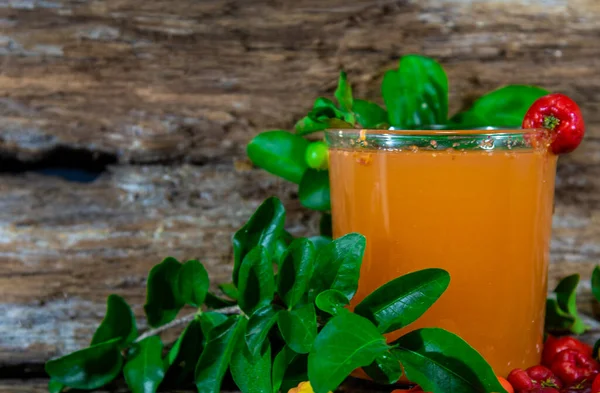 Bicchiere Succo Acerola Fondo Legno Bevanda Rinfrescante Bere Frutta Fresca — Foto Stock