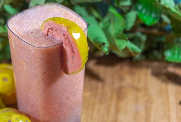 Succo Guava Bicchiere Scintillante Succo Guava Giallo Verde Esperienza Biologica — Foto Stock