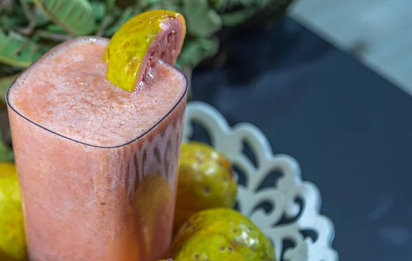 Limonlu hasır sepet. Citrus latifolia. Citrus limonyası. Meyve suyu için ekşi meyve. C vitamini kaynağı. Limonata. Taze meyve. Tropik meyveler.