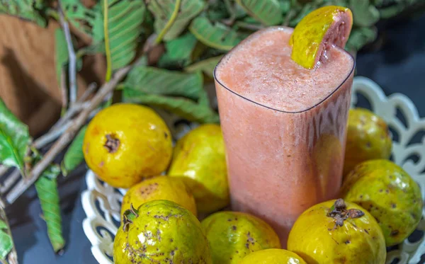 Limonlu hasır sepet. Citrus latifolia. Citrus limonyası. Meyve suyu için ekşi meyve. C vitamini kaynağı. Limonata. Taze meyve. Tropik meyveler.