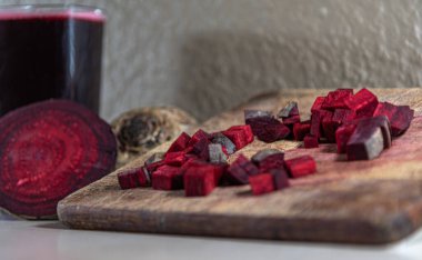 Pancar (Beta vulgaris L.) kırık yumrunun yanında tahta bir tahta üzerinde doğranmış. Salata için sebze. Brezilya mutfağında kullanılan sebzeler. Şeker üretiminin kaynağı. Aynı zamanda hayvan yemi olarak da kullanılır.