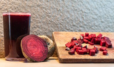 Pancar (Beta vulgaris L.) kırık yumrunun yanında tahta bir tahta üzerinde doğranmış. Salata için sebze. Brezilya mutfağında kullanılan sebzeler. Şeker üretiminin kaynağı. Aynı zamanda hayvan yemi olarak da kullanılır.