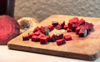 Pancar (Beta vulgaris L.) kırık yumrunun yanında tahta bir tahta üzerinde doğranmış. Salata için sebze. Brezilya mutfağında kullanılan sebzeler. Şeker üretiminin kaynağı. Aynı zamanda hayvan yemi olarak da kullanılır.