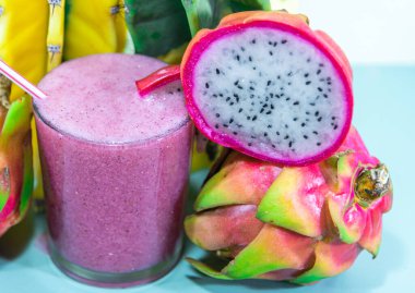 Pitaya suyu (Hylocereus polyrhizus). Pembe ve pul pul. Enerji ve egzotik içecek. Ejderha meyvesi Düşük kalorili detoz suyu. Beyaz pitaia (dışı pembe ve içi beyaz). Gecenin çiçeği..