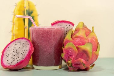 Pitaya suyu (Hylocereus polyrhizus). Pembe ve pul pul. Enerji ve egzotik içecek. Ejderha meyvesi Düşük kalorili detoz suyu. Beyaz pitaia (dışı pembe ve içi beyaz). Gecenin çiçeği..
