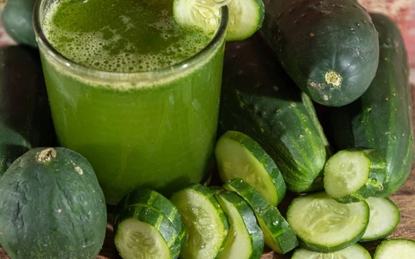 Juice Och Färska Frukter Grön Gurka Cucumis Sativus Träbakgrund Grönsaker — Stockfoto