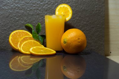 Limonlu hasır sepet. Citrus latifolia. Citrus limonyası. Meyve suyu için ekşi meyve. C vitamini kaynağı. Limonata. Taze meyve. Tropik meyveler.