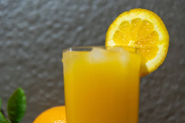Weidenkorb Mit Zitronenlimonade Citrus Latifolia Zitruslimonium Saure Früchte Für Säfte — Stockfoto