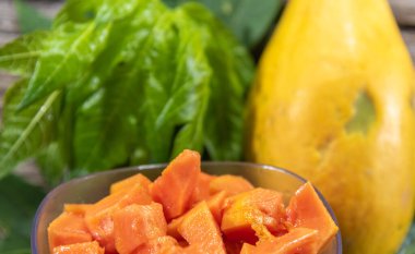 Doğranmış papaya meyvesi (Carica papaya L.) bir kasede servis edilir. Papaya olarak adlandırılan meyvenin bu adı var çünkü ona papaya adını kazandıran bir göğüs şekline sahip..