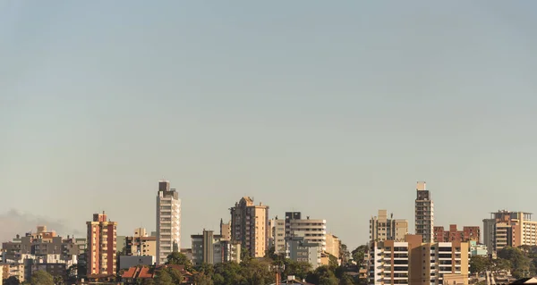 Şehir merkezi. Santa Maria şehri, Rio Grande do Sul, Brezilya. Rio Grande 'nin kalbinde bir şehir. Üniversite merkezi. Boate Kiss 'in sunucu şehri. Ateşle. Güney askeri birliği..