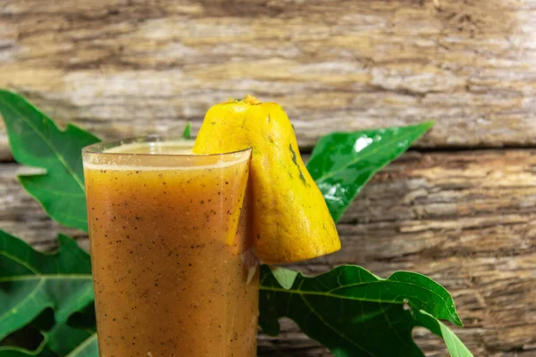 Succo Papaia Fondo Legno Frutta Fresca Disintossicatevi Bevanda Frutta Tropicale — Foto Stock