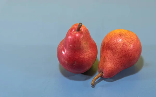 Pyrus Comunis Frutos Vermelhos Frutas Frescas Fundo Azul Bandeja Branca — Fotografia de Stock