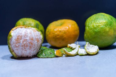 Natura 'da mandalina veya mandalina meyveleri (Citrus reticulata). Mandalina, genellikle sade veya meyve salatalarında yenen diğer portakallara benzer meyveleri olan küçük bir narenciye ağacıdır. C vitamini kaynağı.