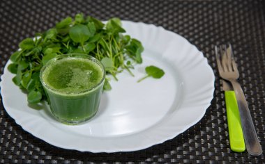 Su teresi suyu ve salata (Nasturtium officinale). Detoks içeceği ve salata. Antioksidan yeşillik. Doğal yiyecekler. Enerji içeceği. Yeşil meyve suyu. Diyet ve dengeli diyet. Salata malzemesi..
