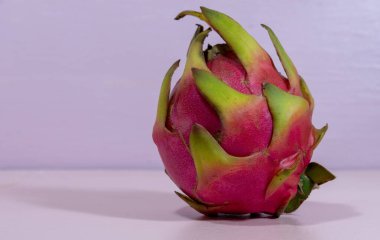 Pitaya meyveleri. Pitaya meyvesi. Pullu meyve ya da ejderha meyvesi. Pembe arka plan. Pytaia izole edildi. Doğal diyet, detoks. A vitamini kaynağı. Antioksidanlı yiyecek..