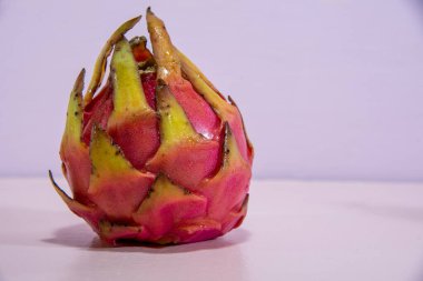 Pitaya meyveleri. Pitaya meyvesi. Pullu meyve ya da ejderha meyvesi. Pembe arka plan. Pytaia izole edildi. Doğal diyet, detoks. A vitamini kaynağı. Antioksidanlı yiyecek..