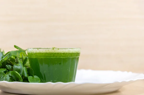 Vattenkrasse Juice Och Sallad Nasturtium Officinale Avgiftningsdryck Och Sallad Antioxidant — Stockfoto