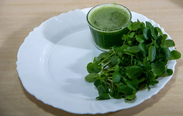 Vattenkrasse Juice Och Sallad Nasturtium Officinale Avgiftningsdryck Och Sallad Antioxidant — Stockfoto