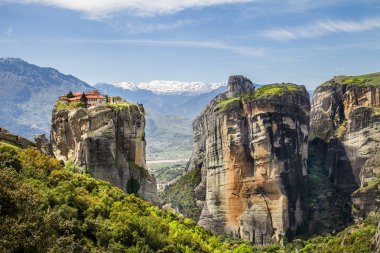 Yüksek bir kaya üzerinde eski manastır. Yunanistan. Meteora 