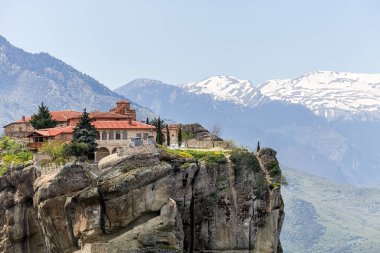 Yüksek bir kaya üzerinde eski manastır. Yunanistan. Meteora