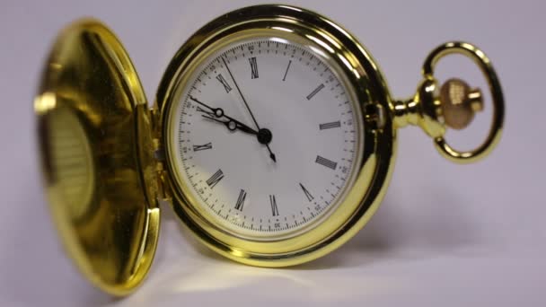 Золотые классические часы — стоковое видео