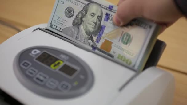 Счетная машина и доллары США — стоковое видео