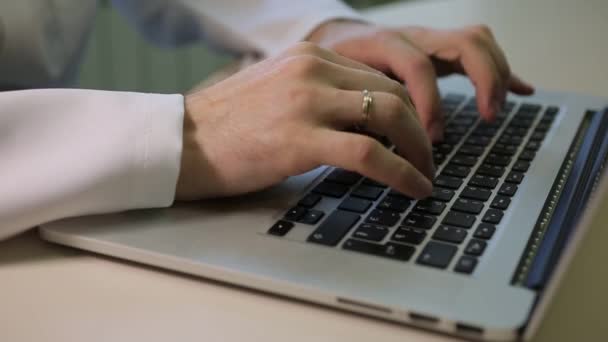 De arts besloten om te werken op een laptop — Stockvideo