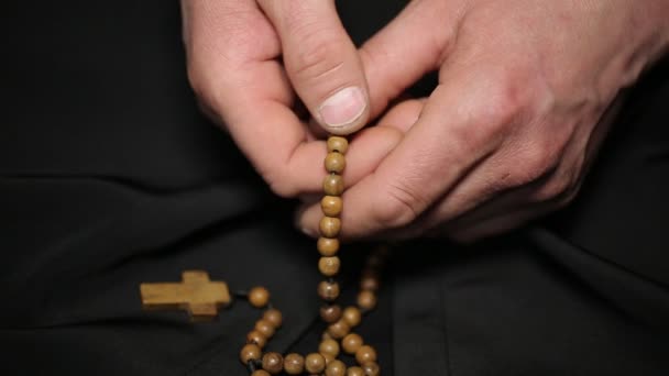 Hands and rosary with a crucifix — Stock Video
